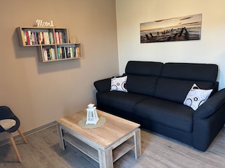 Gemütliche Sitzecke mit Bücherregal