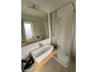 Bad mit Dusche und WC im EG