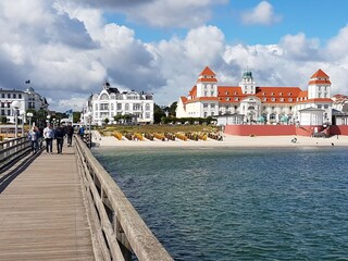 Kurhaus Binz mit Seebrücke