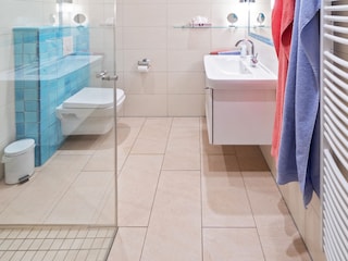 Badezimmer mit ebenerdiger Dusche