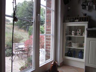 kitchen with patio door and view into the nature