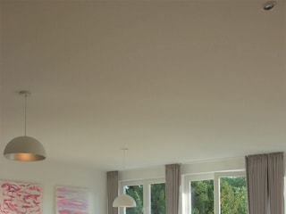 Das Herz der Wohnung ist offen und lichtdurchflutet. So rückt das Miteinander in den Vordergrund ...