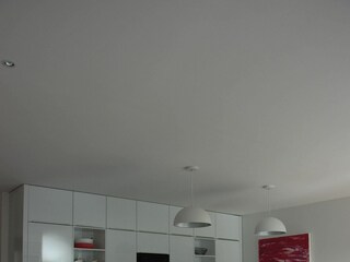 Küche mit Kochinsel und der angrenzende Essplatz