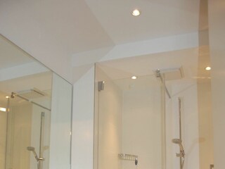 Zu jedem Schlafzimmer gehört ein modernes Duschbad.