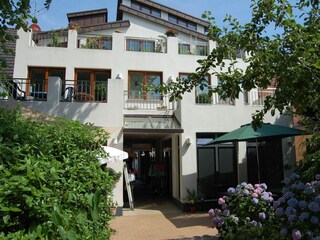 großzügiger Dachterrasse zum Innenhof im 1. OG