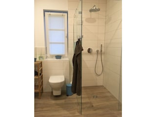 Bad unten mit Regenschauerdusche