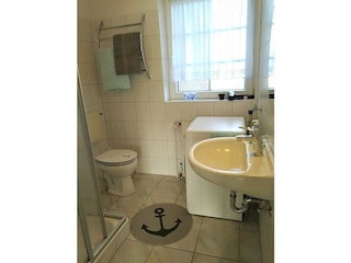 Erdgeschoss, 1. Badezimmer mit Dusche