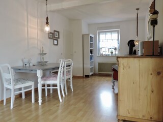 Esszimmer mit Lesebereich und Kamin