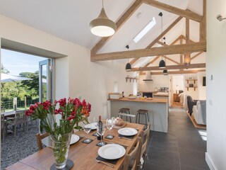 Essbereich mit Türen zum Garten