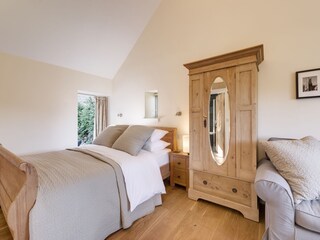 Schlafzimmer 1 mit Kingsize-Bett