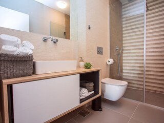 Badezimmer mit Dusche in Schlafzimmer Nr. 1