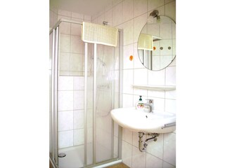 Badezimmer mit Dusche, WC und Waschbecken