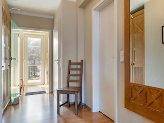 Der Flur mit Kleiderschrank.