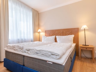 Das Schlafzimmer mit Doppelbett.