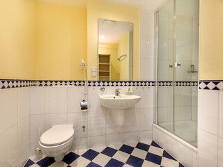 Das Bad mit Dusche, WC und Fön.