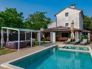 Modern pool paradise.