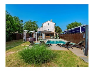 Enjoy complete privacy in the garden.