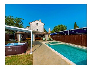 Schöner und großer blauer Pool.