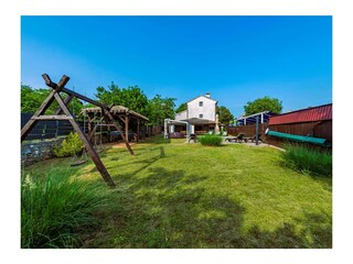 Trampolin und Schaukeln für Ihre Kinder.