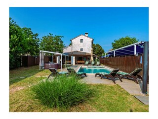 Enjoy complete privacy in the garden.