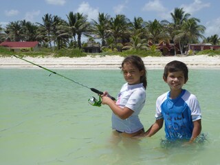 Kinder angeln im Seichten Warmen Wasser vor der Fewo