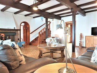 Wohnraum mit Flach-TV und Treppe zu den Schlafzimmern