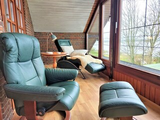 verglaster Balkon mit Relaxliegen im DG