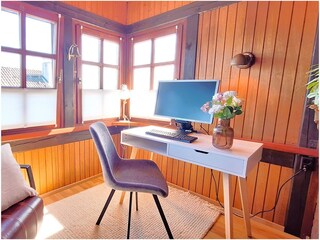 kleines abgeschlossenes Büro im DG