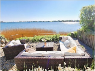 private Outdoor-Lounge direkt am Wasser