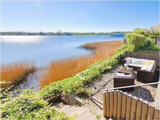 private Outdoor-Lounge direkt am Wasser
