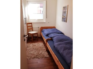 Zimmer 2 mit großen Einbauschränken