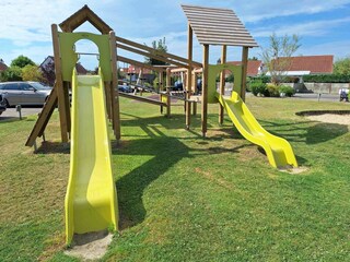 Spielplatz mit neuen Spielgeräten