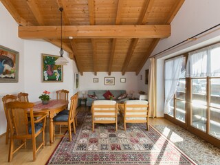 Großzügiger Wohnraum mit großem Balkon