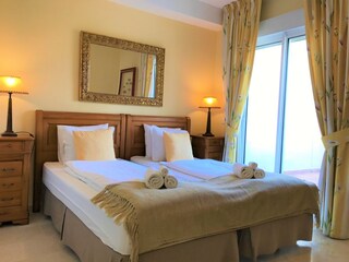 drittes Schlafzimmer mit Einzelbetten & Terrasse