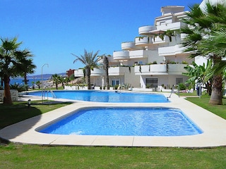 grosser Pool direkt am Strand