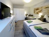 Modernes und maritimes Schlafzimmer mit Boxspringbetten