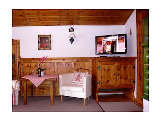 Wohnraum mit großem Flachbild-TV