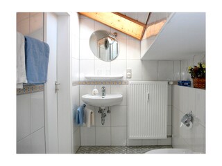 Tageslicht-Bad mit Waschbecken, WC und Wanne