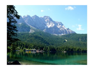 Eibsee unterhalb dem Zugspitzmassiv