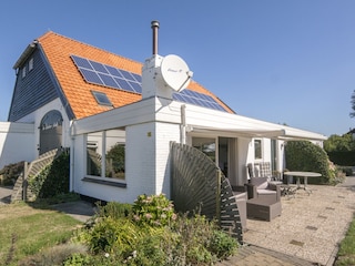 Vorderseite des Hauses mit Garten