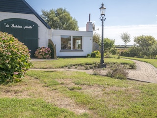 Vorderseite des Hauses mit Garten