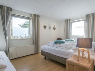 1. Schlafzimmer mit Doppelbett im Erdgeschoss