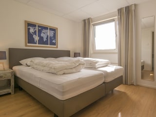 2. Schlafzimmer mit Doppelbett im Erdgeschoss