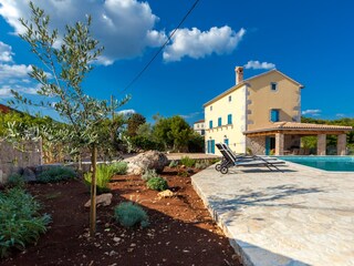 Villa auf großem Grundstück