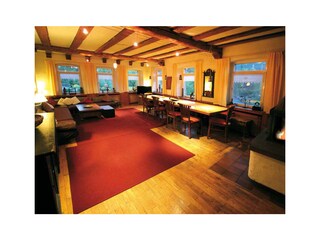 Weitläufiges Wohn- und Esszimmer