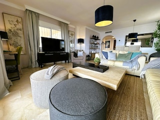 Wohnbereich mit Ausblick & LED-SMART-TV