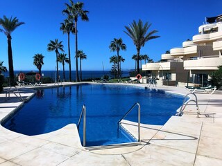 grosser Gemeinschaftspool direkt am Strand