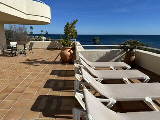 110m² grosse private Terrasse mit Panorama-Meerblick