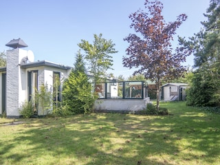 Vorderseite des Hauses mit Garten