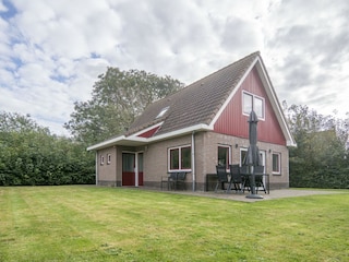 Vorderseite des Hauses mit Garten